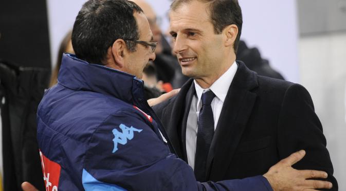 Pelatih Juventus Massimiliano Allegri (kanan) berpelukan dengan Maurizio Sarri seusai pertandingan di Juventus Stadium, Minggu (14/2/2016) dini hari WIB. (Reuters/Juan Medina)