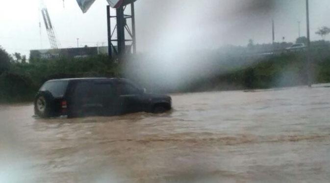 Banjir di Tol Cibatu Cikarang membuat sebuah mobil mogok. (@Kunitasaia)