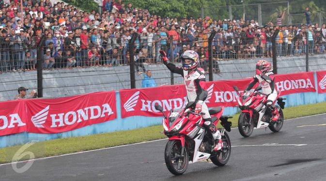 Pebalap Repsol Honda Marc Marquez dan Dani Pedrosa menyapa penggemarnya saat beraksi di Sentul, Jabar, Minggu (14/2/2016). Marquez dan Pedrosa memberikan aksi dan kejutan bagi para fans mereka yang berada di Indonesia. (Liputan6.com/Angga Yuniar)