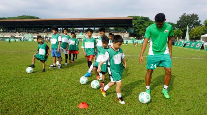 Dimas Drajad saat memberikan Football Clinic kepada anak-anak SD peserta MFC di Medan (Istimewa/Liputan6.com)