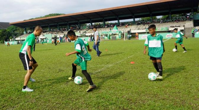 Kurniawan Dwi Yulianto berikan Football Clinic di Milo Football Championship (istimewa/Liputan6.com)