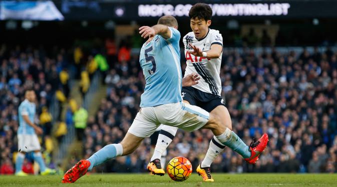 Penyerang Tottenham Hotspur, Son Heung Min berusaha melewati bek City, Pablo Zabaleta. (Reuters/Andrew Yates)