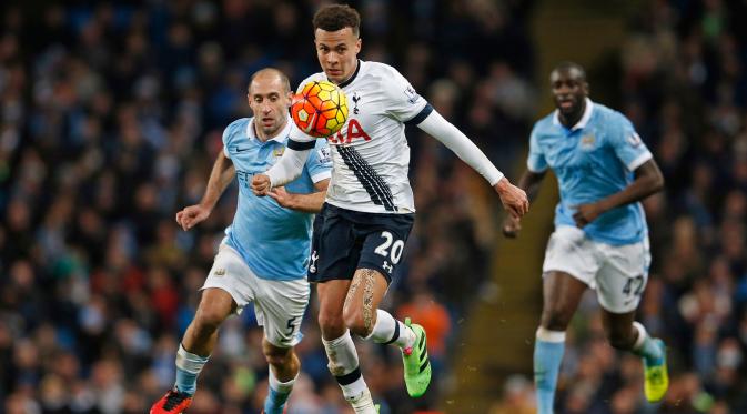 Gelandang Tottenham, Dele Alli berusaha membawa bola dari kejaran bek City, Pablo Zabaleta. (Reuters/Lee Smith)