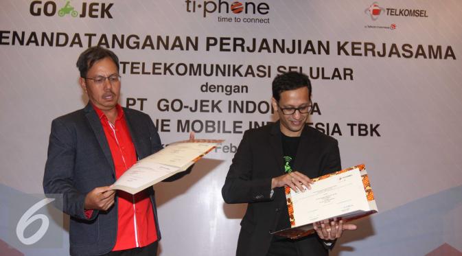 Mas'ud Khamid (kiri) bersama Nadiem Makarim usai melakukan kerjasama bidang telekomunikasi, Jakarta,  Senin (15/02). Telkomsel melakukan kerjasama dengan GO-JEK Indonesia dalam hal solusi komunikasi bagi para pengemudi GO-JEK. (Liputan6.com/Angga Yuniar)