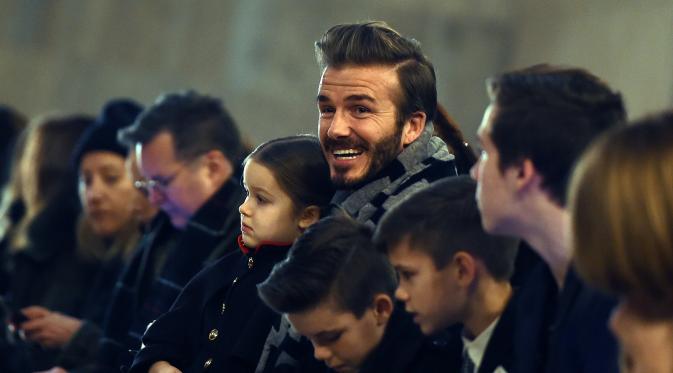 Wajah sumringah David Beckham bersama anak-anaknya Harper, Cruz, Romeo dan Brooklyn menyaksikan koleksi busana terbaru milik sang istri Victoria Beckham Fall/Winter 2016 di New York Fashion Week (14/2). (AFP/Jewel Samad)