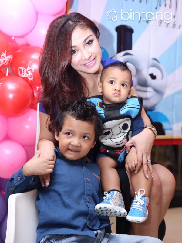 Virnie Ismail memboyong  kedua anaknya ke pernikahan Aming dan Evelyn di Bandung. (Andy Masela/bintang.com)