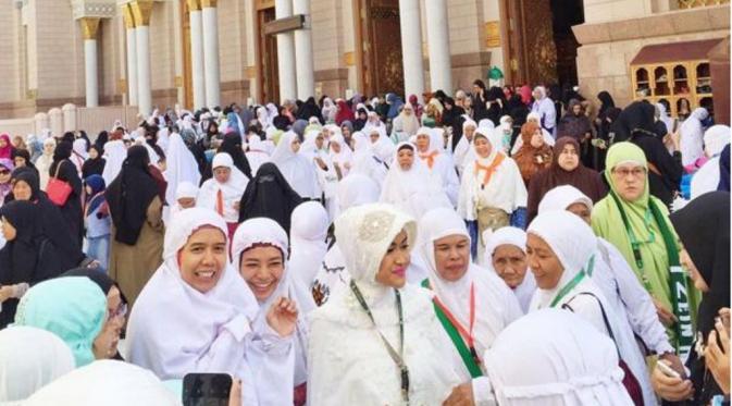 Sejumlah penggemar ingin berfoto bersama Julia Perez saat menjalani ibadah Umrah [foto: instagram/juliaperrezz]
