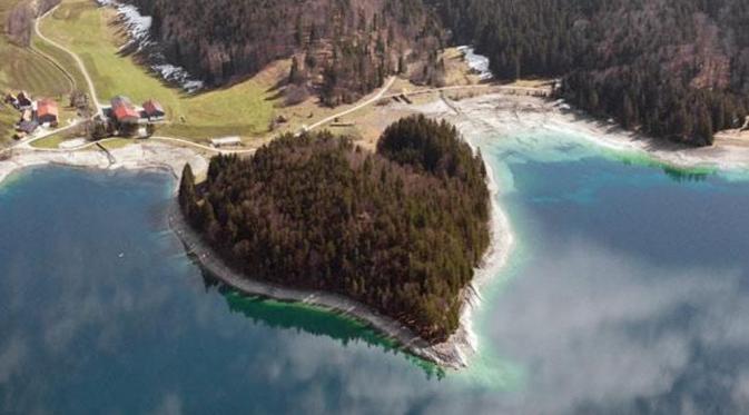 Pulau bentuk hati di Walchensee, Jerman. (Via: telegraph.co.uk)
