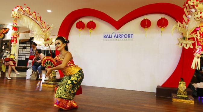 Pertunjukan tarian Bali di depan Valentine Gate Terminal Domestik Bali International Airport.