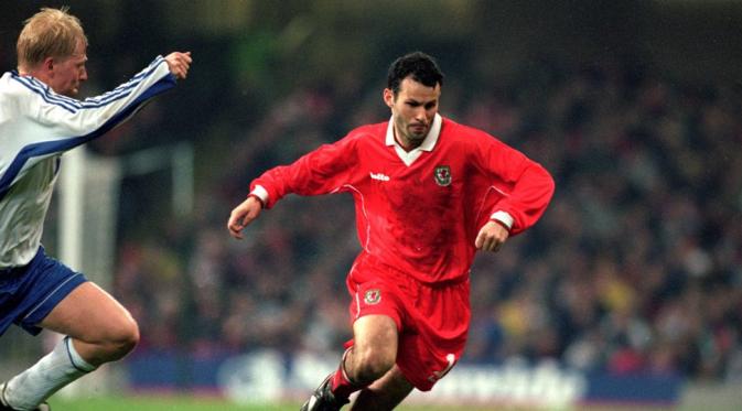 Legenda tim nasional Wales, Ryan Giggs (kanan), saat menghadapi Finlandia, di Millenium Cardiff, 29 Maret 2000. (AFP/STR).