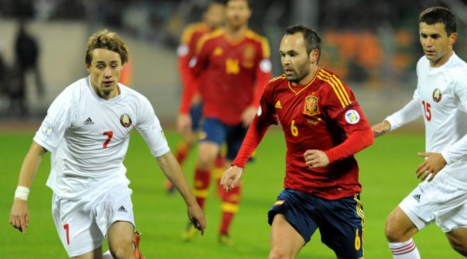 Bintang tim nasional Spanyol, Andres Iniesta (tengah). (AFP/Viktor Drachev).