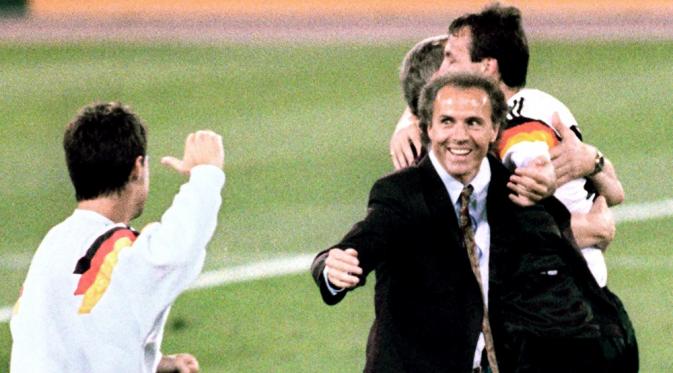 Legenda tim nasional Jerman, Franz Beckenbauer (tengah), saat masih menjadi pelatih Der Panzer. (AFP/STF).
