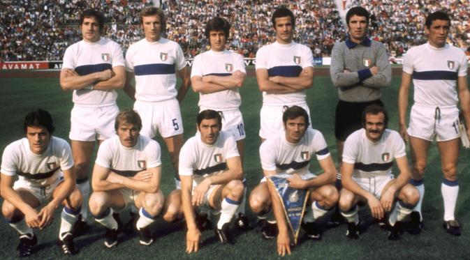 Legenda tim nasional Italia, Dino Zoff (berdiri, dua dari kanan). (AFP/STF).