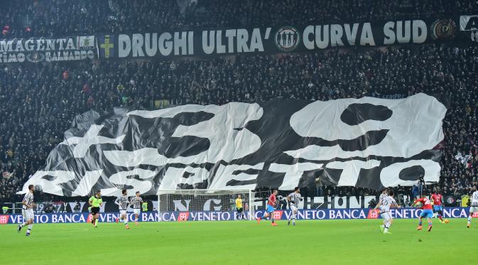 Aksi suporter Juventus saat laga melawan Napoli dalam lanjutan Serie A Italia di Stadion Juventus, Turin, (13/2/2016). (AFP/Giuseppe Cacace)