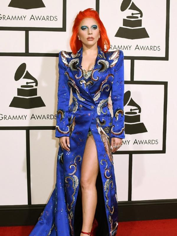 Red Carpet Grammy Awards 2016, Lady Gaga Atau David Bowie? Sumber : eonline.com