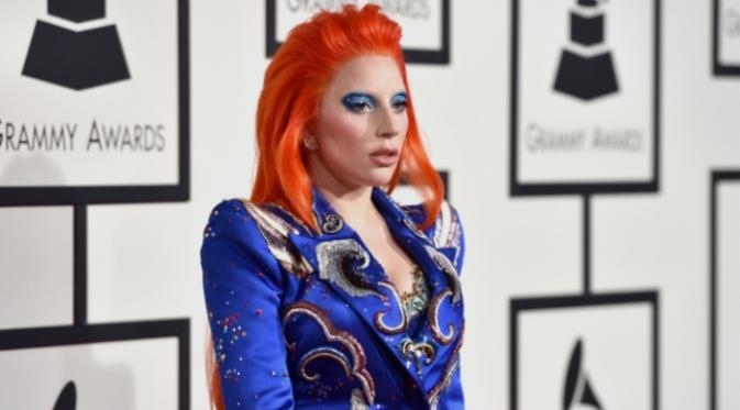Red Carpet Grammy Awards 2016, Lady Gaga Atau David Bowie? Sumber : idolator.com