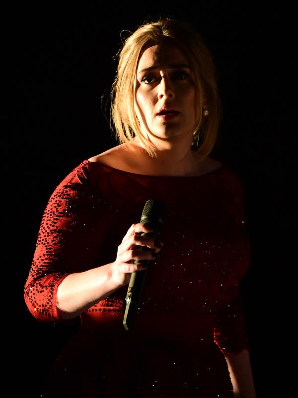 Ekspresi Adele saat membawakan lagu 