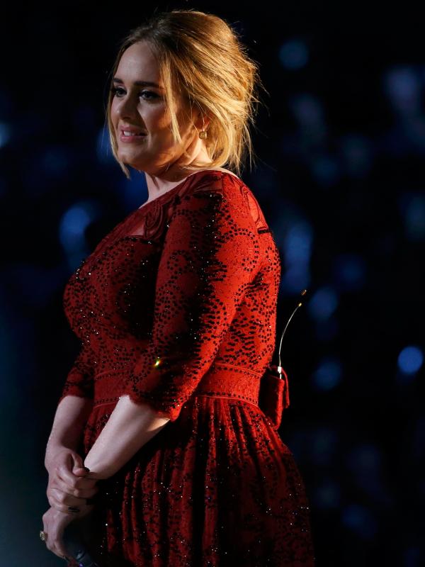 Aksi Adele menghibur penonton di 58 Grammy Awards di Los Angeles, California (15/2). Adele tidak masuk nominasi Grammy Awards 2016, namun album baru keduanya berhasil merebut hati pecinta musik di dunia. REUTERS/Mario Anzuoni)
