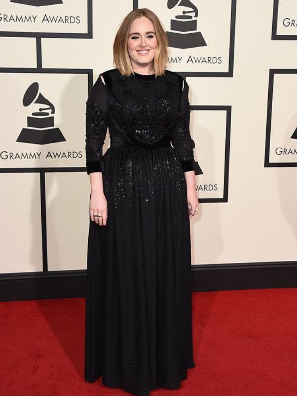 Adele dalam balutan gaun hitam Givenchy di Grammy Awards 2016. Sumber: AP