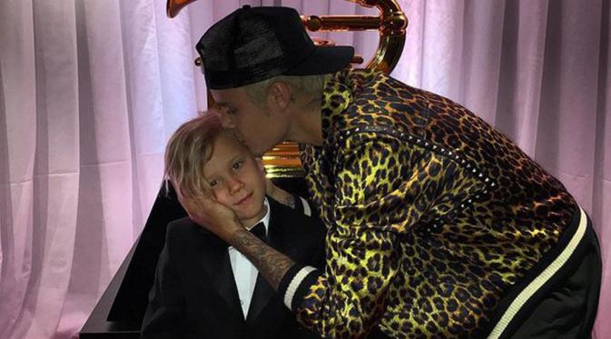 Tanpa kekasih, Justin Bieber membawa serta adik bungsunya, Jaxon Bieber, ke perhelatan Grammy Awards 2016 [foto: secutebelieber]