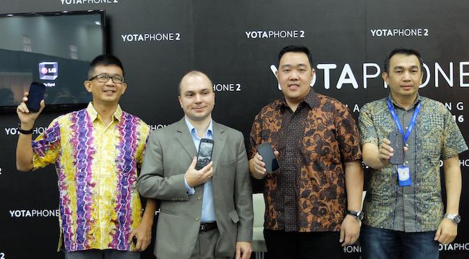 Peluncuran YotaPhone 2 bersama Maxindo Telemedia Nusantara, tengah kanan: Tri Sasono Kimas CEO Maxindo, tengah kiri: Mikael Belousouv Business Development Head of Asian Division Yota Device (Liputan6.com/Jeko Iqbal Reza)