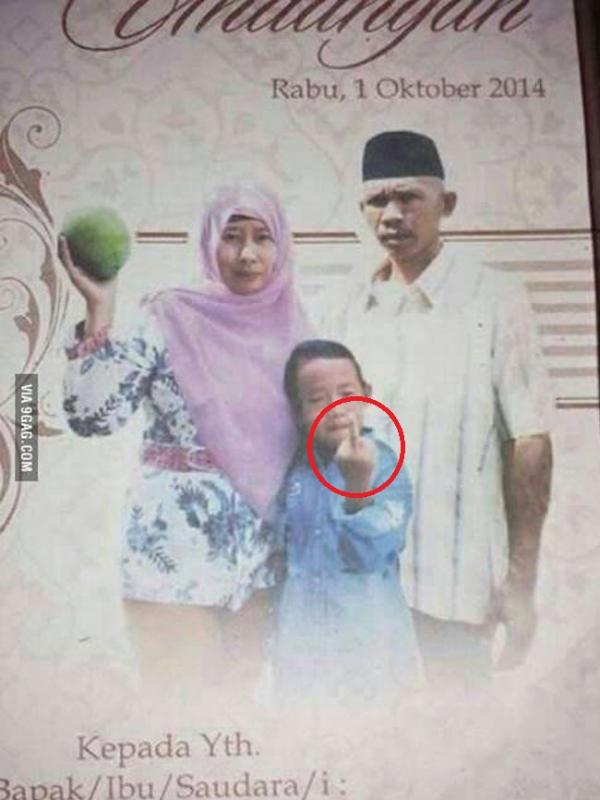 Undangan menggegerkan memuat gambar bocah acungkan jari tengah | Via: 9gag.com