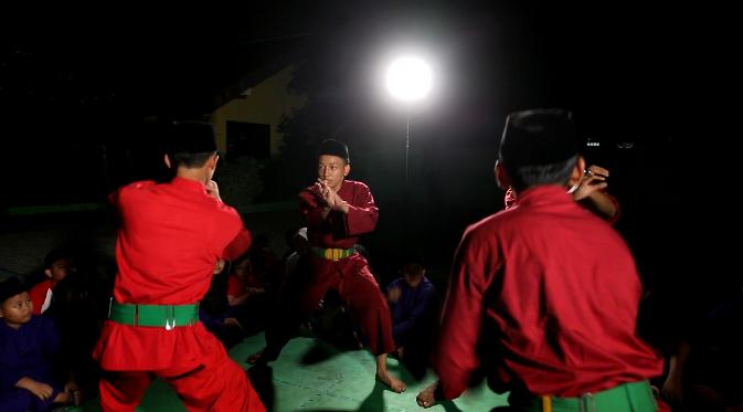 Empat remaja berlatih Silat Cingkrik dari Rawabelong yang pernah dipelajari Pitung. (Mochamad Khadafi/Liputan6.com)