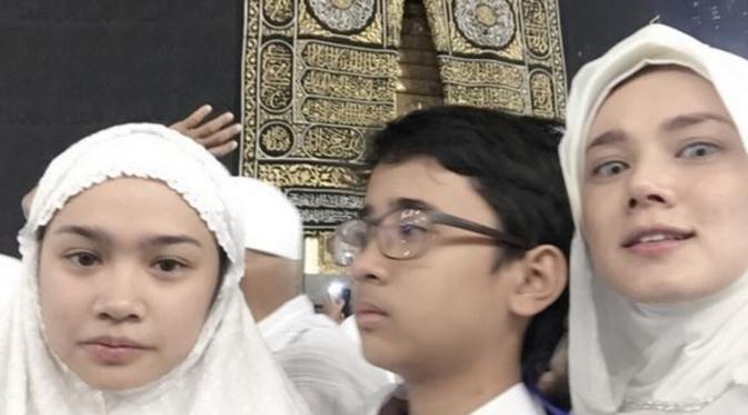 Mulan Jameela saat umrah bersama anak-anaknya (Instagram/@@JameelaOfficial)