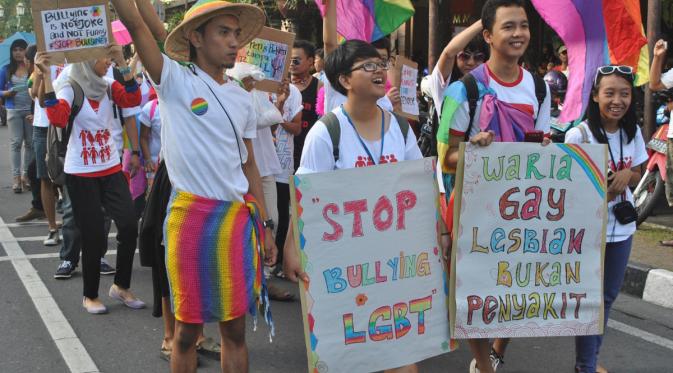 LGBT Marak di Indonesia, Mensos Khawatir Ada Rekayasa Sosial | via: kabarlgbt.org