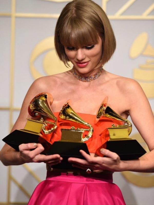 Taylor Swift menerima penghargaan untuk kategori Best Vocal Album dan Best Music Video di Grammy Awards 2016 [foto: twitter/taylorswift13]