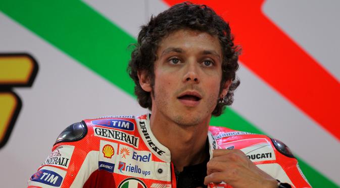 Valentino Rossi dengan rambut agak gondrong saat bersama Ducati tahun 2012. (AFP/Karim Jaafar)