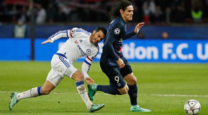 Penyerang PSG, Edinson Cavani (kanan) berusaha membawa bola dari kejaran gelandang Chelsea, Pedro pada leg pertama Babak 16 besar Liga Champions di Parc des Princes, Paris, Rabu (17/2). PSG menang atas Chelsea dengan skor 2-1. (Reuters/Benoit Tessier)