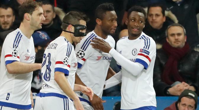 Gelandang Chelsea, Obi Mikel (kedua kiri) melakukan selebrasi usai mencetak gol kegawang PSG pada leg pertama Babak 16 besar Liga Champions di Parc des Princes, Paris, Rabu (17/2). PSG menang atas Chelsea dengan skor 2-1. (Reuters/Benoit Tessier)