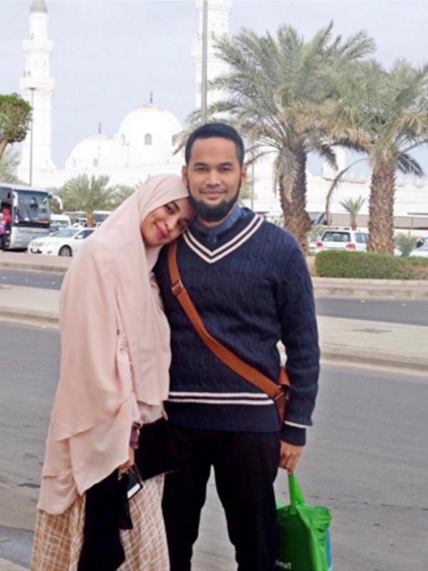 Shireen Sungkar dan Teuku Wisnu tampak sangat serasi, keduanya terlihat sedang melakukan traveling ke Arab Saudi tepatnya berada di Masjid E Quba. (via instagram/@shireensungkar)