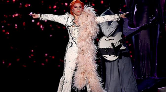 Lady Gaga pun tampil secara total dengan dandanan ala David Bowie di Grammy Awards 2016 (Billboard)