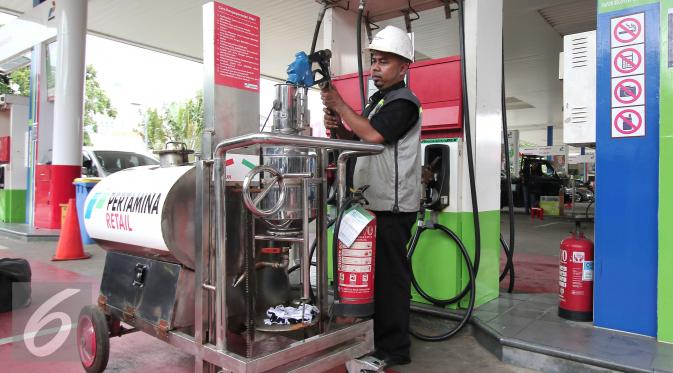 Petugas memasukan BBM kedalam tera meter di SPBU Abdul Muis Jakarta, Rabu (17/2). Pengecekan tersebut untuk mengetahui agar tidak ada kecurangan dan memastikan takaran yang pas bagi para pengguna BBM. (Liputan6.com/Angga Yuniar)