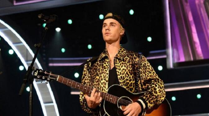 Jadi satria bergitar, berikut penampilan live Justin Bieber bawakan Love Yourself di Grammy Awards 2016.