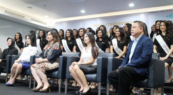 Para Finalis Miss Indonesia 2016 berfoto bersama. (Ruswanto/Bintang.com)