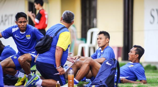 Samsul Arif mengikuti latihan di klub barunya Persib Bandung 