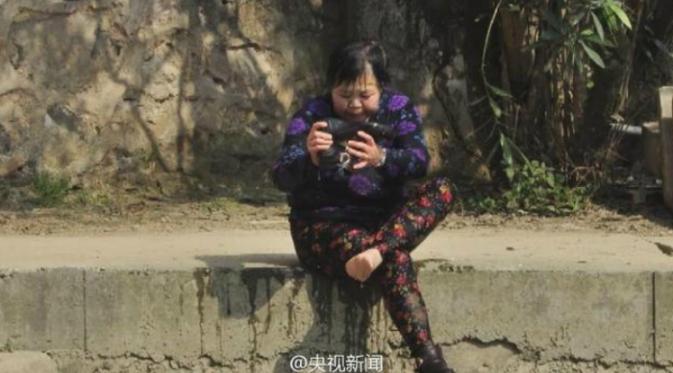 Para penduduk yang menyaksikan aksi sang nenek penolong langsung membantunya dan mengurus bocah yang hampir saja kehilangan nyawanya.(Shanghaiist.com)