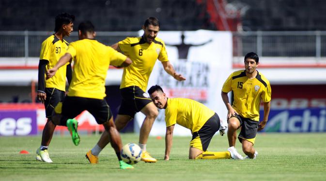 Skuat Arema Cronus berlatih di Stadion Kapten I Wayan Dipta, Gianyar, Bali, jelang laga perdana Bali Island Cup 2016 kontra Bali Unired, Rabu (17/2/2016). (Liputan6.com/Rana Adwa)