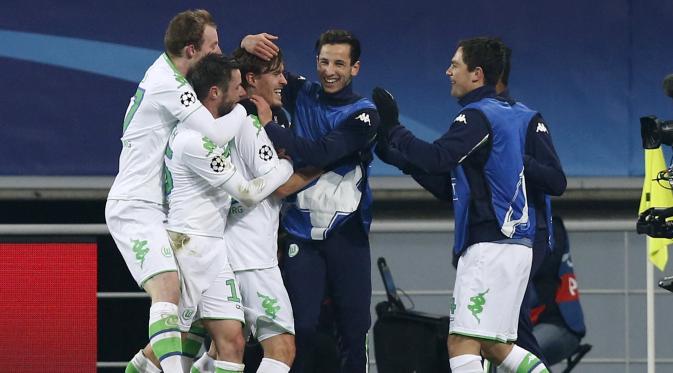 Pemain Wolfsburg merayakan gol ke gawang Gent