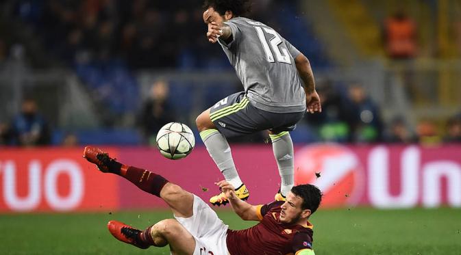 Gelandang Roma, Alessandro Florenzi, berusaha menjegal bek sayap Real Madrid, Marcelo. (AFP/Filippo Monteforte)