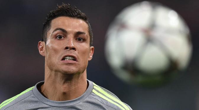 Penyerang Real Madrid, Cristiano Ronaldo, berusaha mengontrol bola saat laga melawan Roma. Pemain asal Portugal ini berhasil mencetak gol pertama pada menit ke-57 melalui umpan dari Marcelo. (AFP/Alberto Pizzoli)
