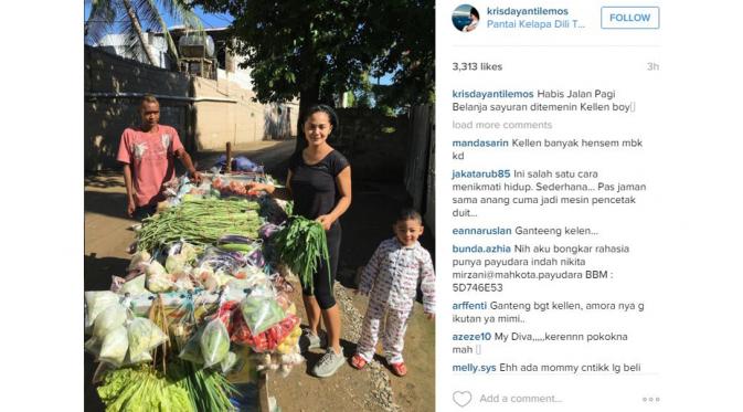 Usai berolahraga, Krisdayanti berbelanja sayuran di pedagang keliling [foto: instagram/krisdayantilemos]