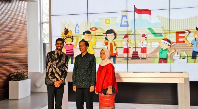 Sundar Pichai, CEO Google berfoto bersama Presiden Joko Widodo bersama Ibu Negara Iriana Widodo di depan Google Doodle (Google Indonesia).