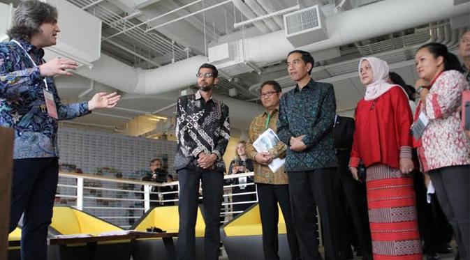 Presiden Joko Widodo mendengarkan presentasi dari Jason Titus, Vice President Developer Product Group Google (Google Indonesia)