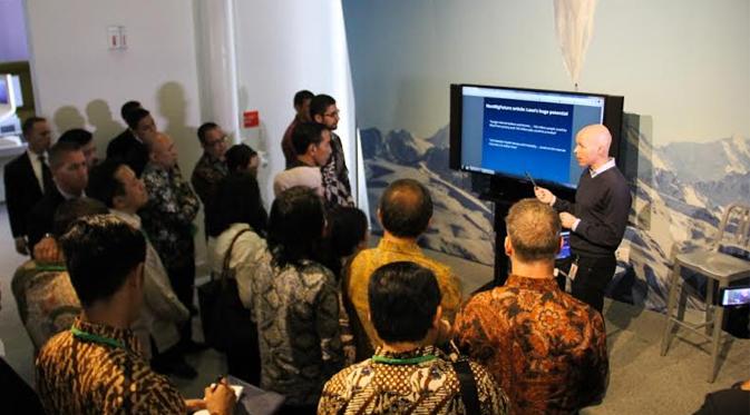 Presiden Joko Widodo mendengarkan presentasi dari Mike Cassidy, Vice President Project Loon (Google Indonesia)