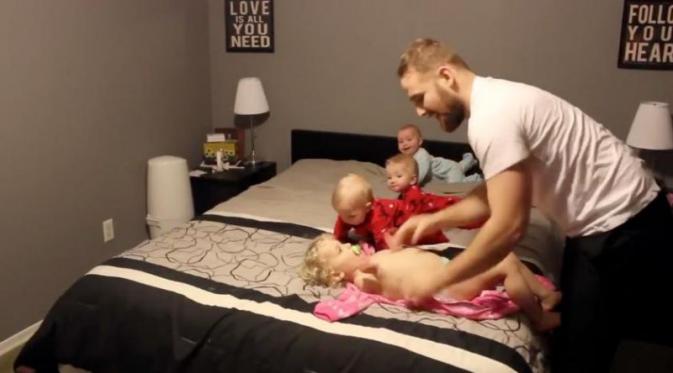 Masih ingat dengan 'super mom' asal Ontario, Kanada yang kerepotan memakaikan piyama kepada 4 orang anaknya? (Yahoo.com)