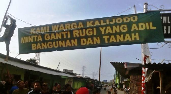 Sejumlah warga memasang spanduk berisi tuntutannya di Jalan Kepanduan II atau pintu masuk Kalijodo. (Liputan6.com/Putu Merta Putra Surya)